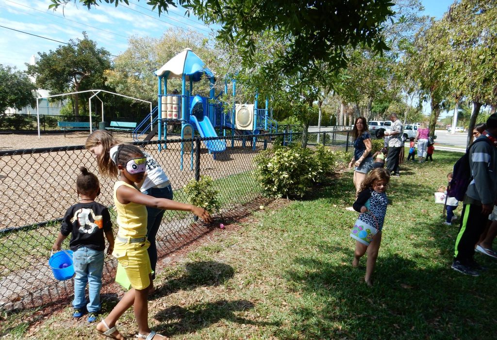 kids playing at the holiday Easter event